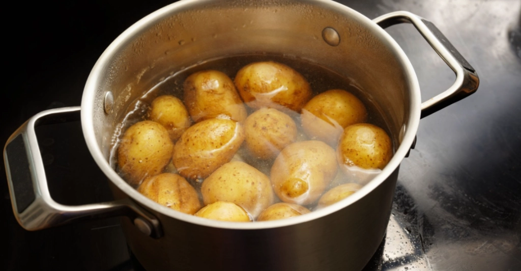 Hören Sie auf, Kartoffeln in einfachem Wasser zu kochen: Es gibt eine viel bessere und schmackhaftere Methode