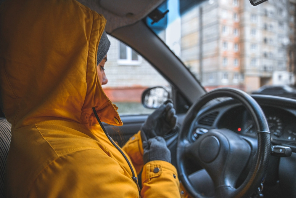 Studie enthüllt, warum Sie Ihren Wintermantel vor dem Autofahren ausziehen sollten