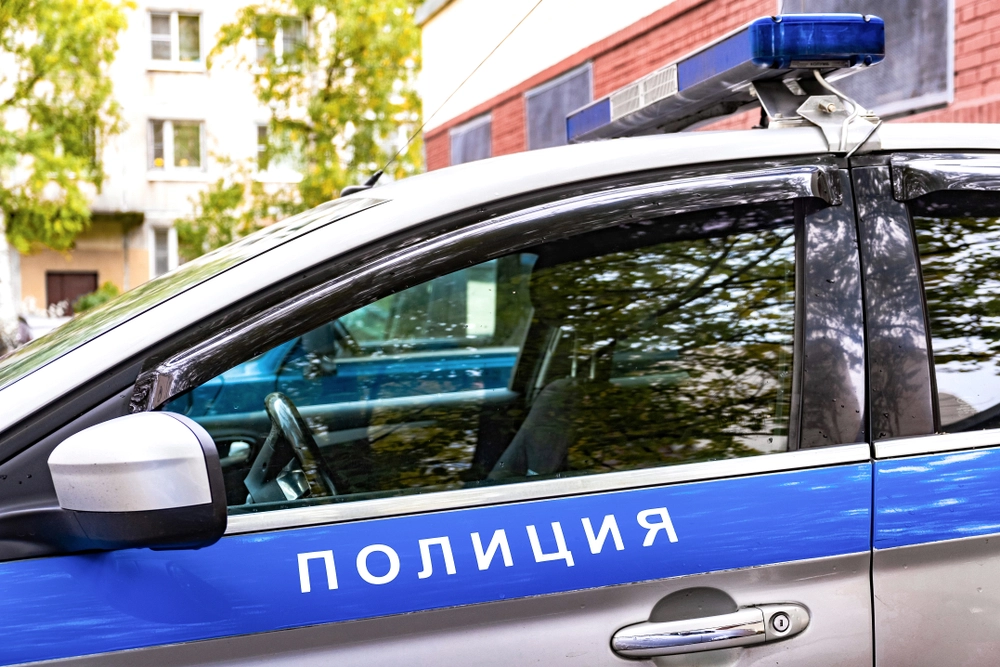 Russischer Mann meldet Angriff bei der Polizei und wird wegen gelber und blauer Haarfarbe mit 500 Euro bestraft