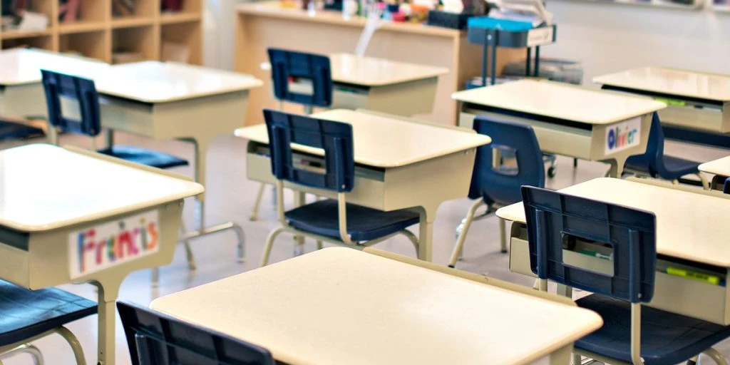 Junge nervt Mädchen durch Stuhlschaukeln im Klassenzimmer: Sekunden später bereut er es