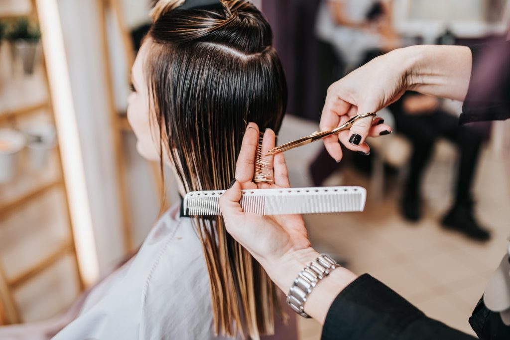 Was Friseure Ihnen nicht verraten – So reduzieren Sie Ihre Friseurbesuche