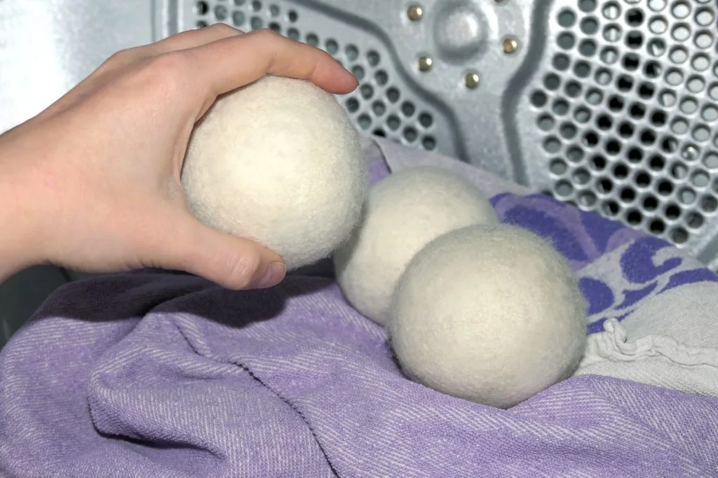 Tennisbälle im Trockner? Ein genialer Trick für knitterfreie Wäsche