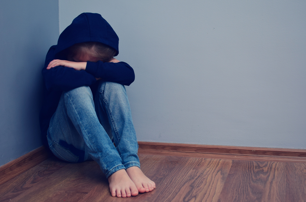 Kleiner Junge von seiner Mutter verlassen: Überlebt zwei Jahre lang in einer Wohnung ohne Heizung, Strom oder warmes Wasser