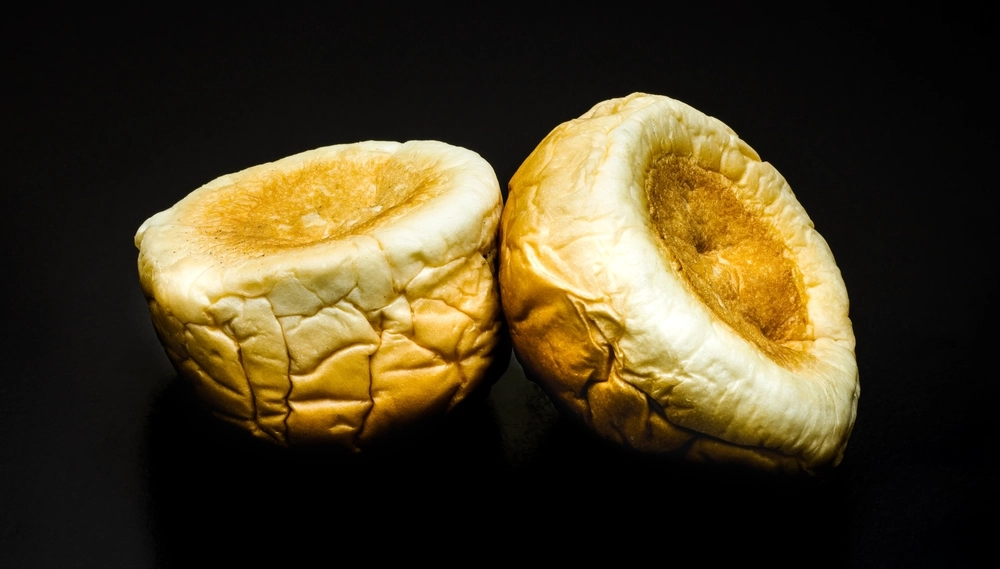 Wurden Sie schon einmal gewarnt, das Brot nicht mit der Unterseite nach oben auf den Tisch zu legen? Hier ist der Grund