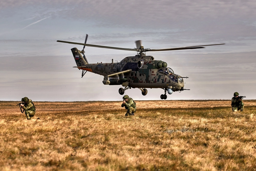 Russischer Hubschrauber zerstört versehentlich eigene Panzer in Kursk