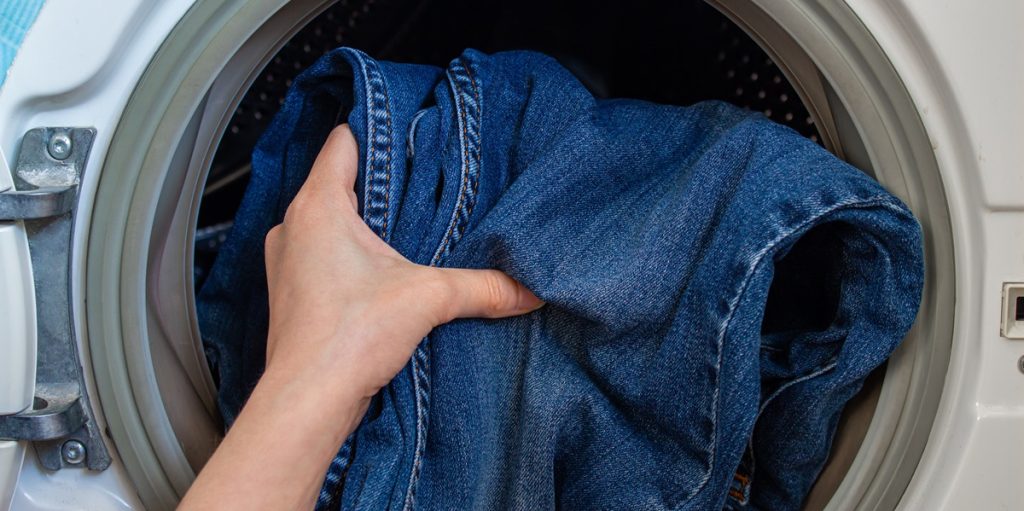 Jeans wie neu: So bleiben dunkle Farben erhalten