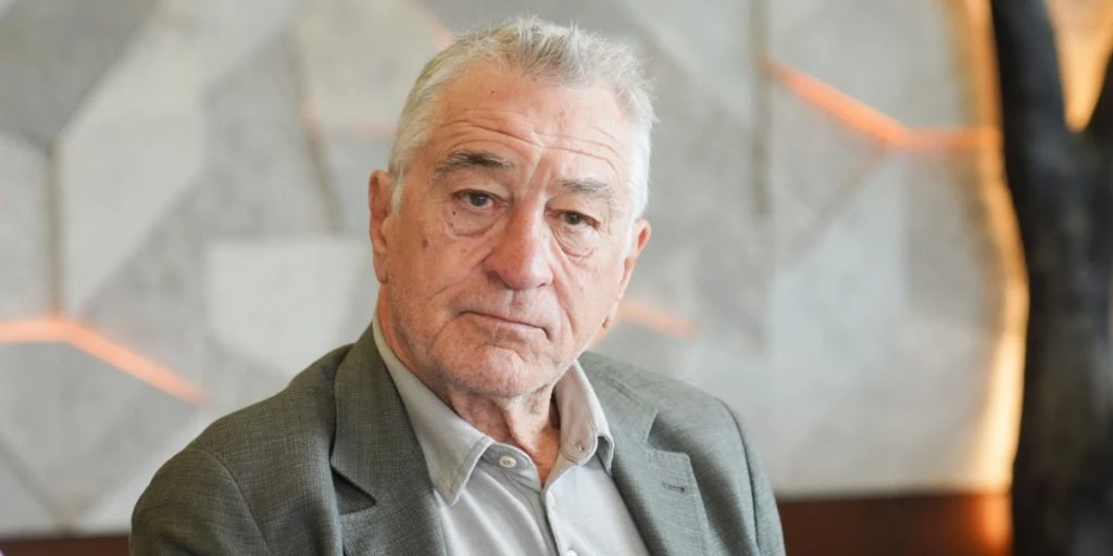 Sichtlich verärgerter Robert De Niro sagt in Missbrauchsprozess aus