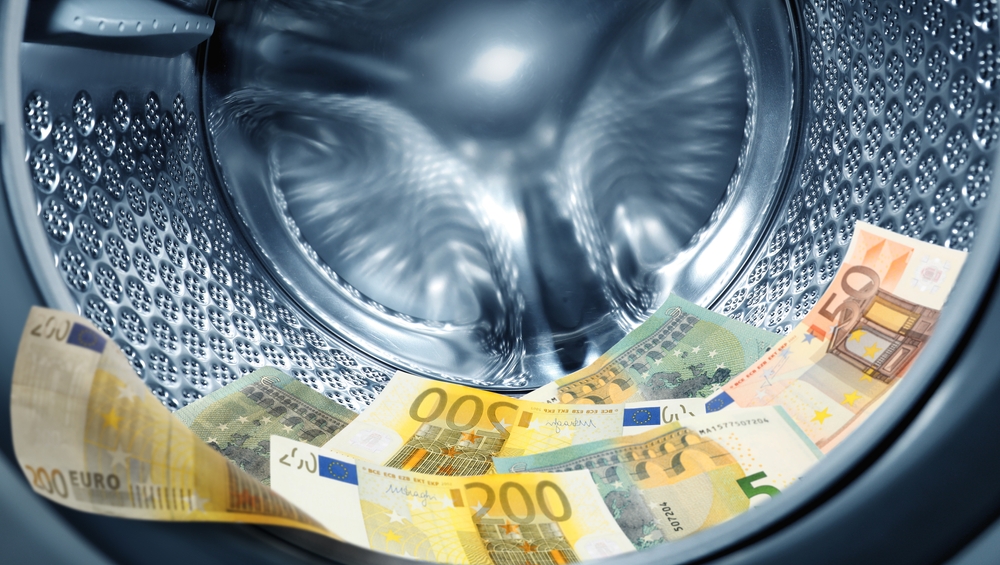 Ein Mann schrieb ein scheinbar harmloses Wort auf eine Überweisung – die Bank fror die Gelder für einen Monat ein.