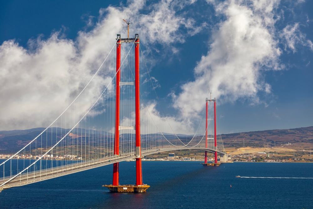 Europa und Asien nun durch rekordbrechende Hängebrücke verbunden
