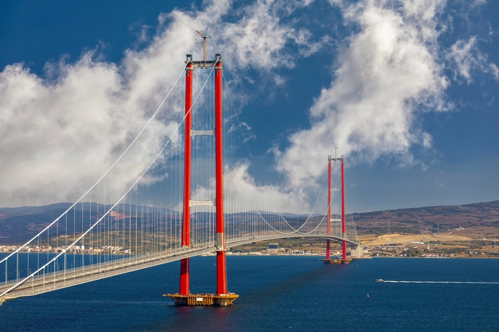 Europa und Asien nun durch rekordbrechende Hängebrücke verbunden