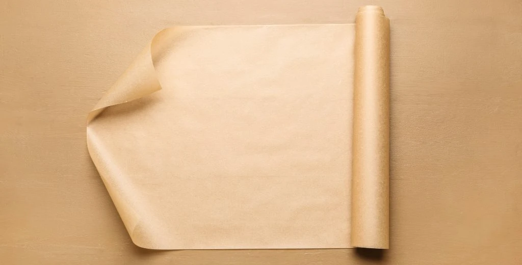 Genialer Haushaltstrick: Mit Backpapier Kalk ganz einfach entfernen