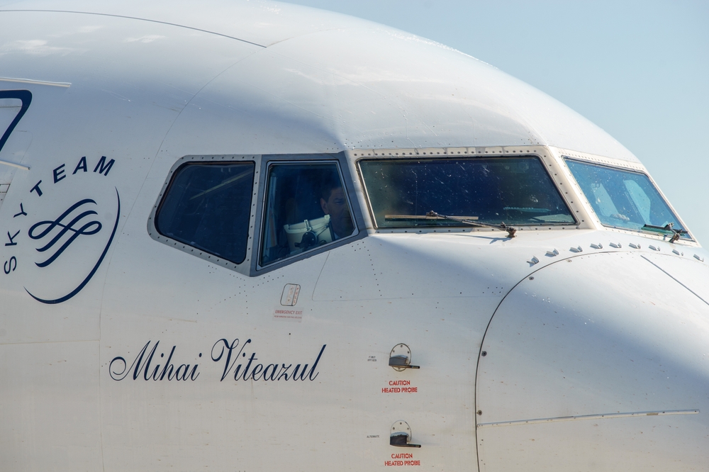 Großes Drama auf Flug: Passagier zieht versteckte Rasierklinge aus seinem Mund und beginnt zu schneiden