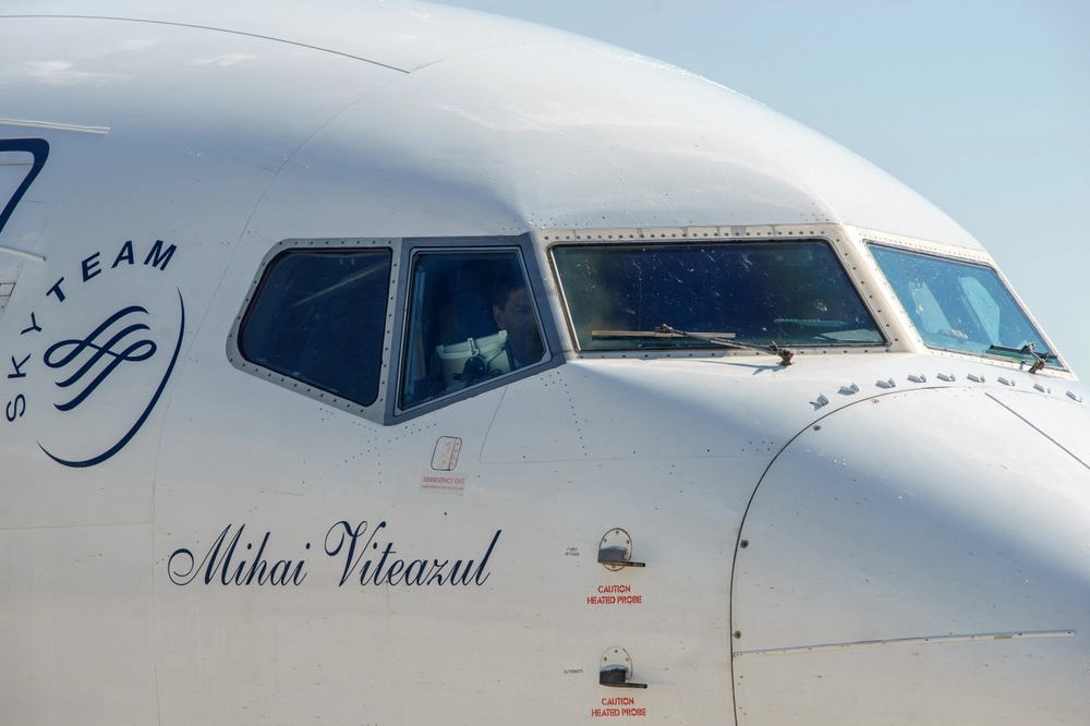 Großes Drama auf Flug: Passagier zieht versteckte Rasierklinge aus seinem Mund und beginnt zu schneiden