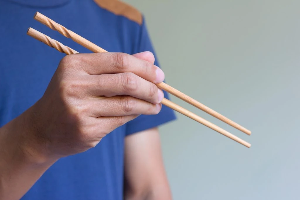 Langsamer essen, leichter abnehmen: Warum Stäbchen helfen können
