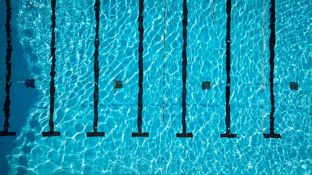 Britischer Kommentator Nach Sexistischen Äußerungen Über Frauen-Schwimmteam Suspendiert