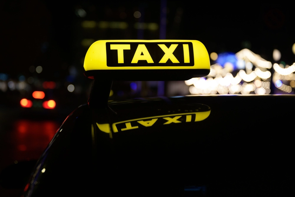 71-Jährige Henneferin ruft Taxi: Als sie dem Fahrer ihr Vorhaben schildert, wendet er und fährt zur Polizei