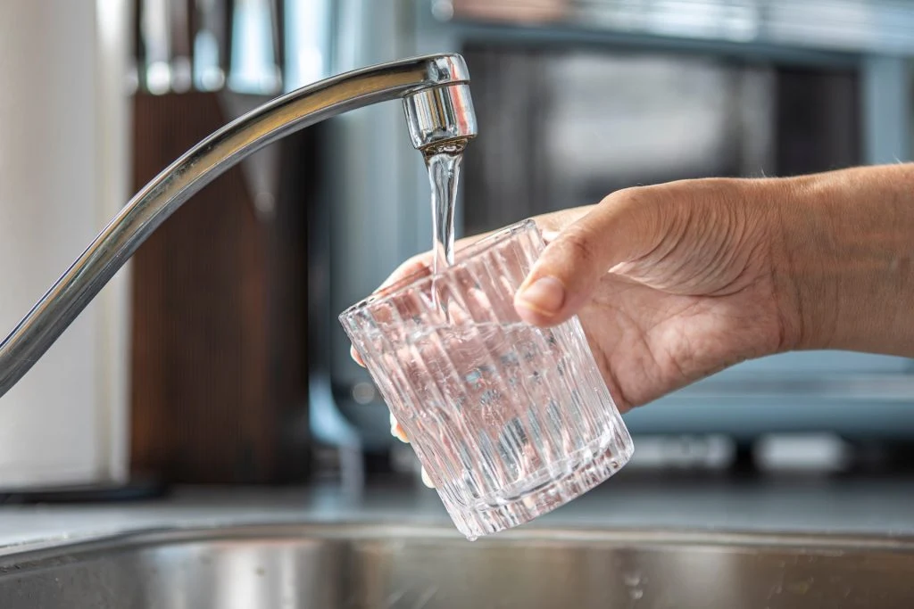So viel Wasser sollten Sie täglich trinken, wenn Sie abnehmen möchten