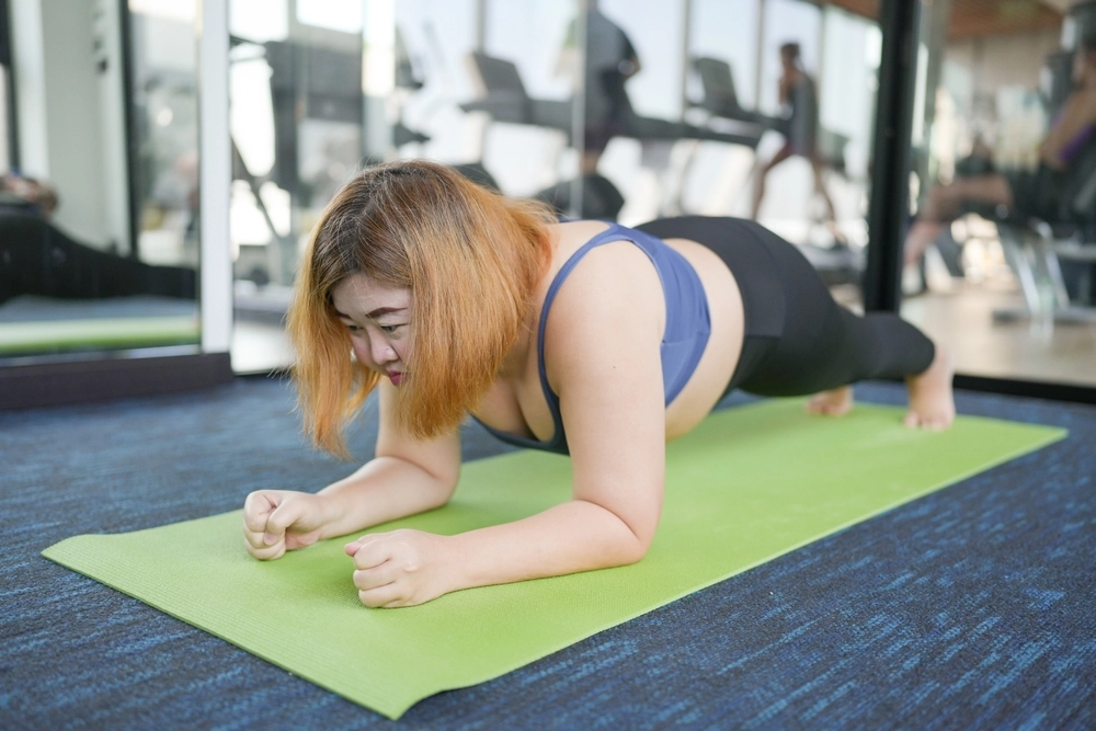 So lange solltest du eine Plank halten können – je nach Alter und Fitness