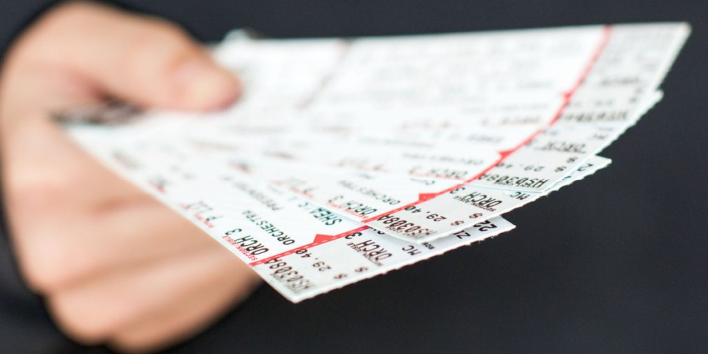 Pascal wollte sein Team mit Tickets für ein begehrtes Fußballspiel überraschen: Schockiert, als er die Tickets sah