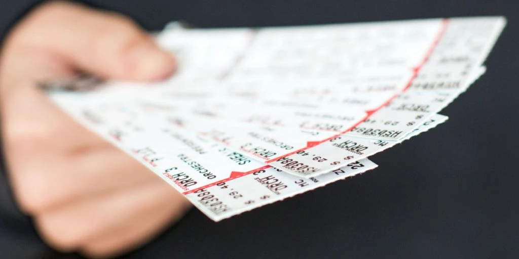 Pascal wollte sein Team mit Tickets für ein begehrtes Fußballspiel überraschen: Schockiert, als er die Tickets sah