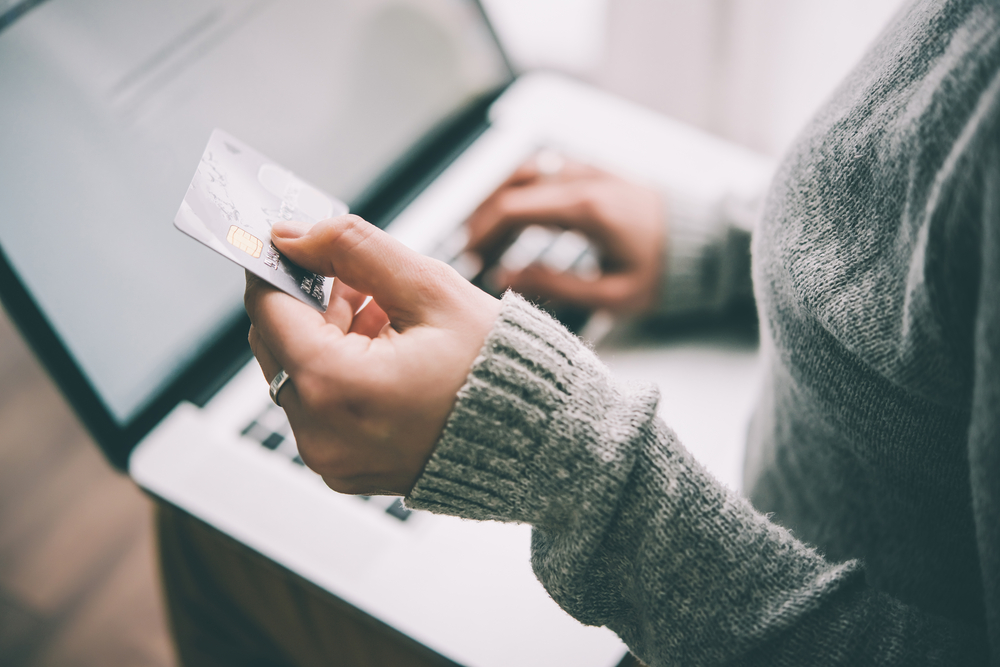 Flugbegleiterin verliert 50.000 Euro nach einem Telefonanruf