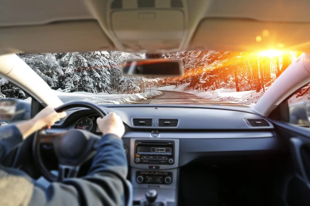 Tiefstehende Wintersonne: So schützen sich Autofahrer vor Blendung