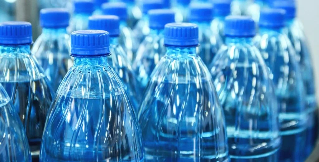 Studie Warnt: Schädliche Chemikalien in Beliebte Mineralwasser-Marken
