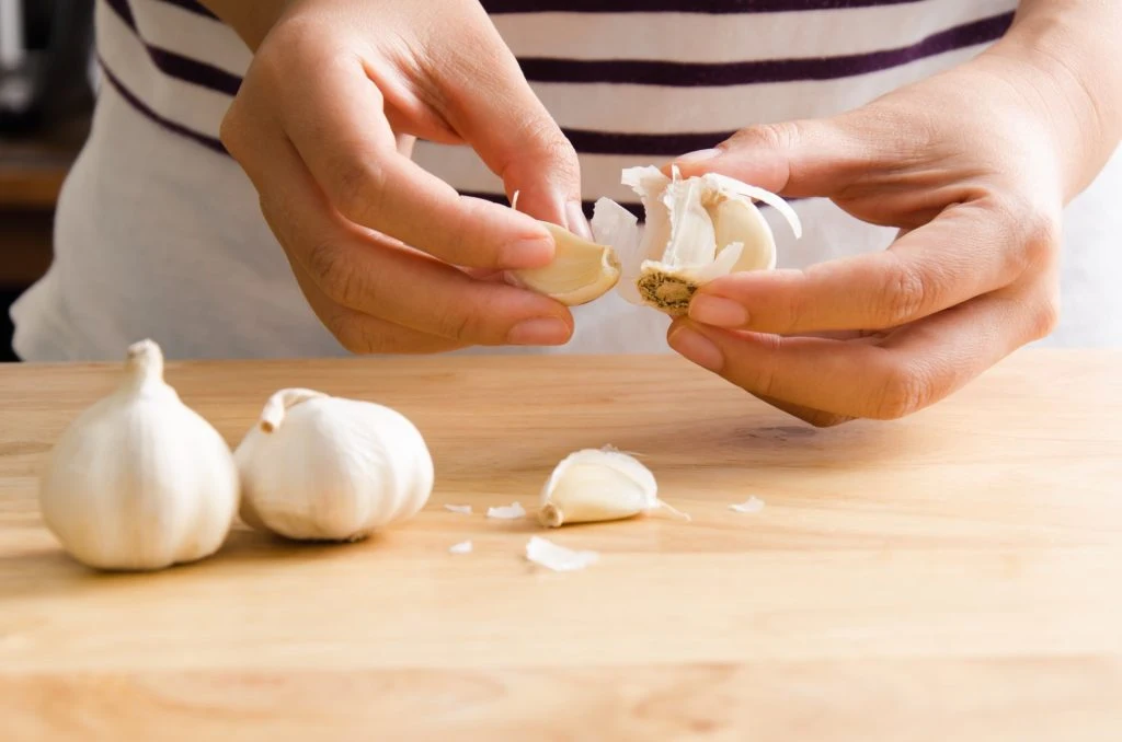 Der Knoblauch-Trick: So gelingt das Eiertrennen spielend einfach