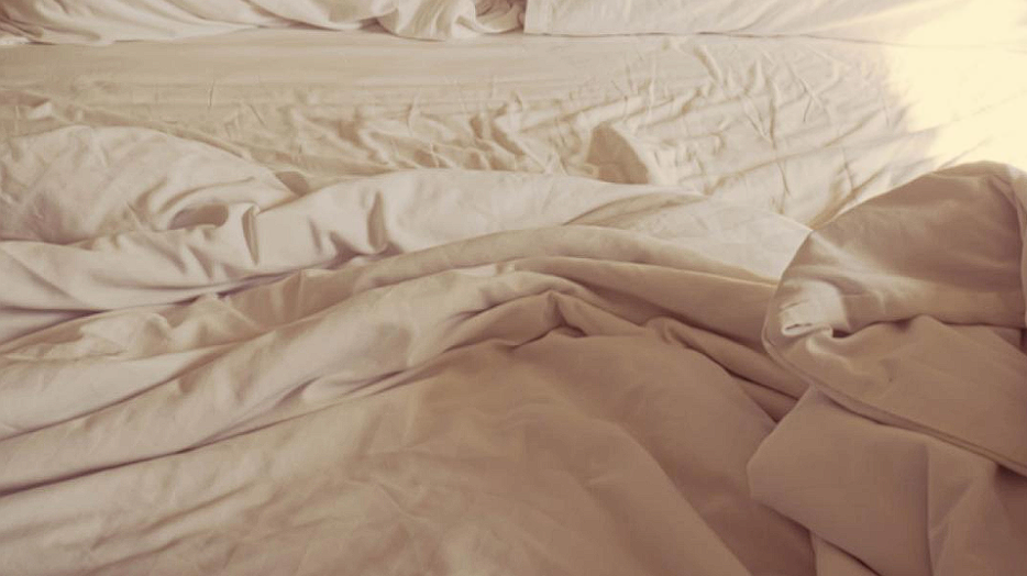 Experten warnen: Tragen Sie diese Sache nicht im Bett
