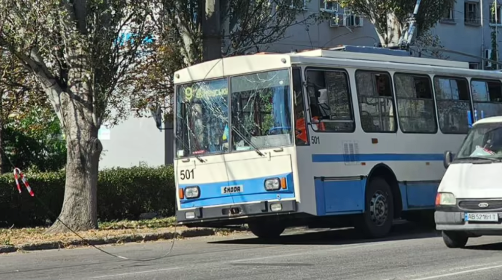 Russische Truppen beschießen Trolleybus in Cherson: Polizei-Sergeant getötet