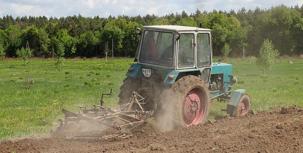 Familiäre Tragödie: Großvater überfährt Enkel mit Traktor