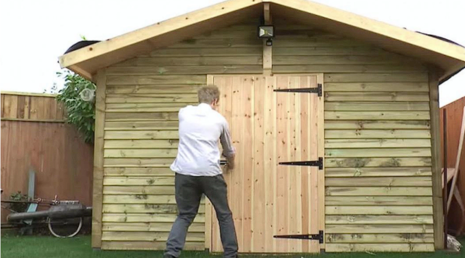 Es sieht aus wie ein gewöhnlicher Gartenschuppen, aber warten Sie, bis er die Tür öffnet