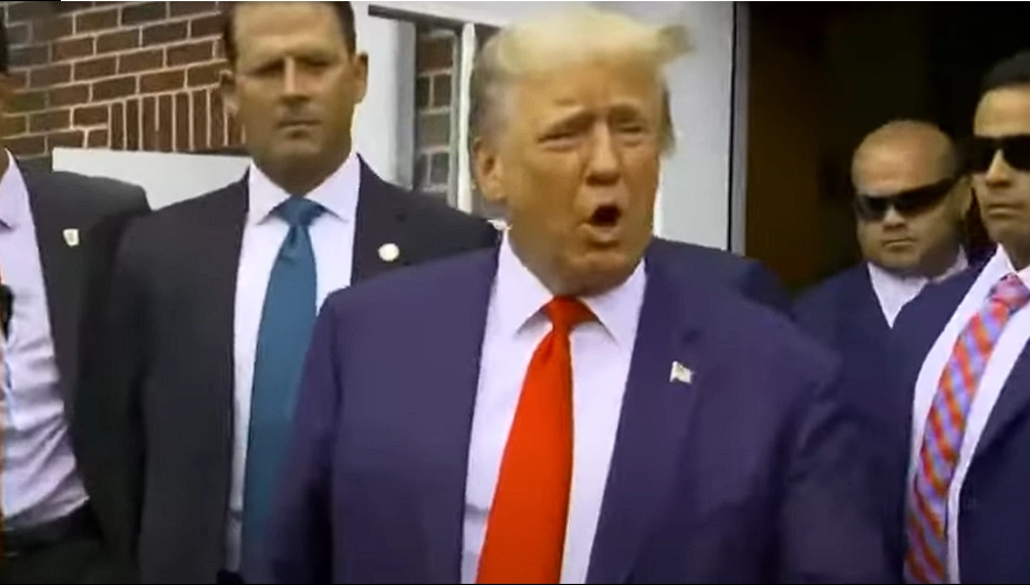 Trump verspottet während eines Footballspiels: Flugzeug erscheint mit schockierendem Banner