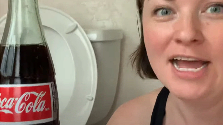 Sie schüttet Coca-Cola in ihre Toilette: Das Ergebnis ist überraschend