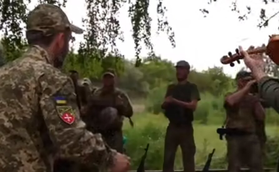 Dieses „We Will Rock You“-Cover von ukrainischen Soldaten ist der Stimmungsaufheller, den Sie heute brauchen