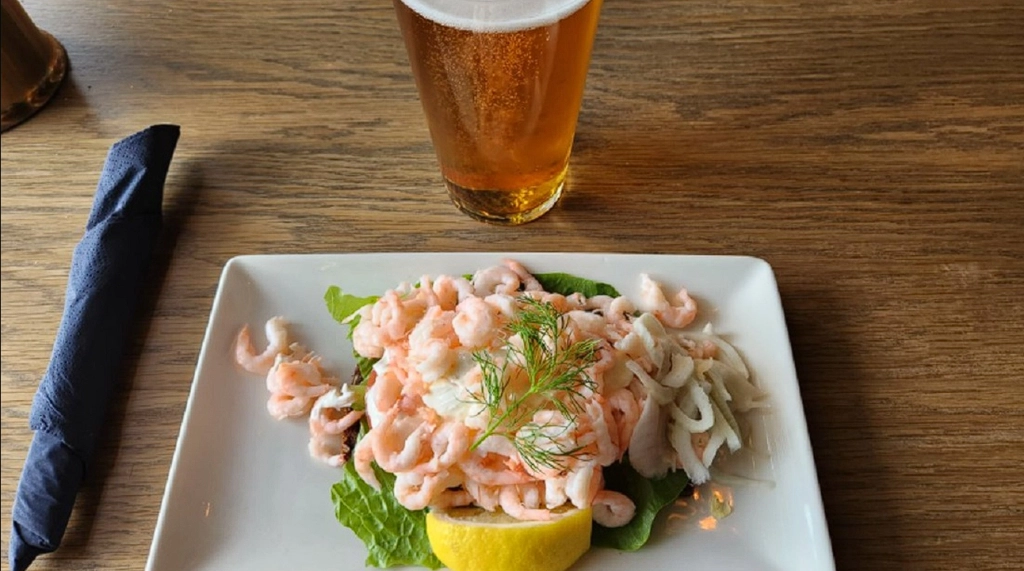 Preisschock am Flughafen: Mann geschockt von der Rechnung für Krabbensandwich und Bier
