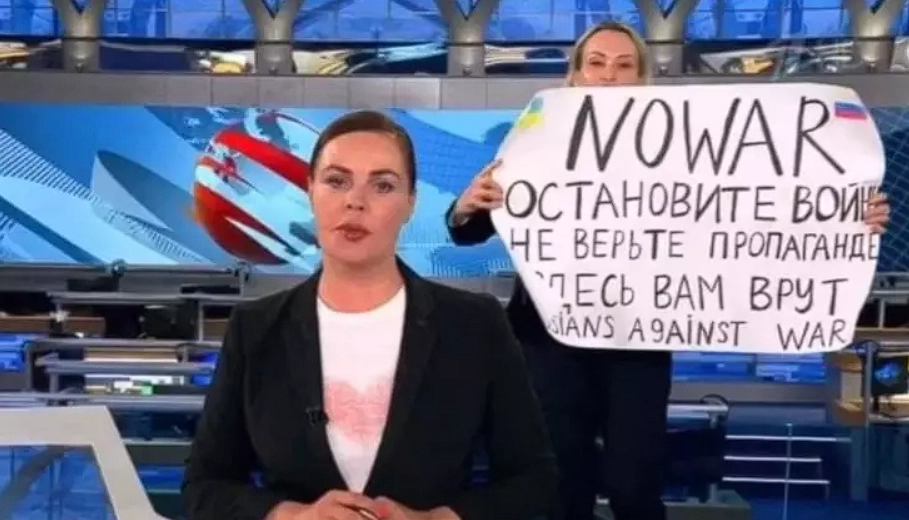 Erinnern Sie sich an die russische Journalistin, die live im Fernsehen gegen Putin protestierte? Sie hat jetzt eine lange Haftstrafe kassiert