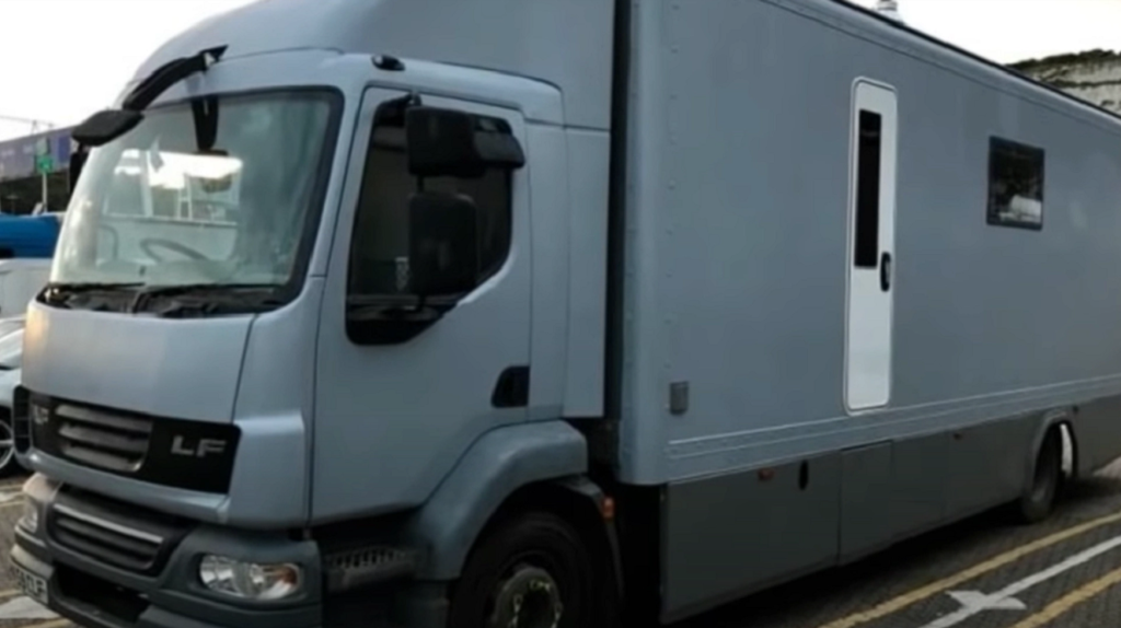 Martin und seine Freundin leben in einem gewöhnlichen LKW – Aber das Innere ist alles andere als gewöhnlich