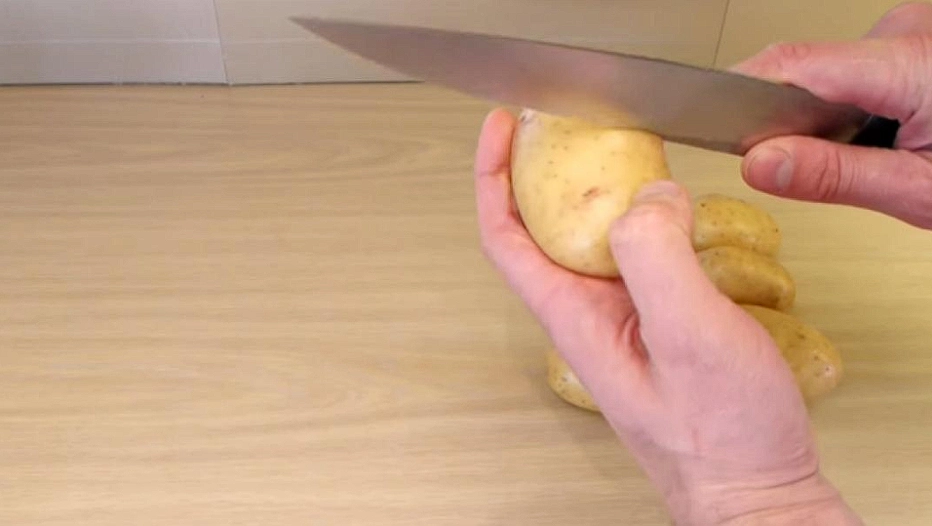 Er schneidet eine Kartoffel halb durch – dieser Trick ist einfach genial