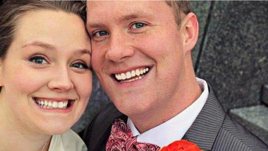 Hochzeitsfoto durch unheimliches „Geisterbaby“ verfremdet