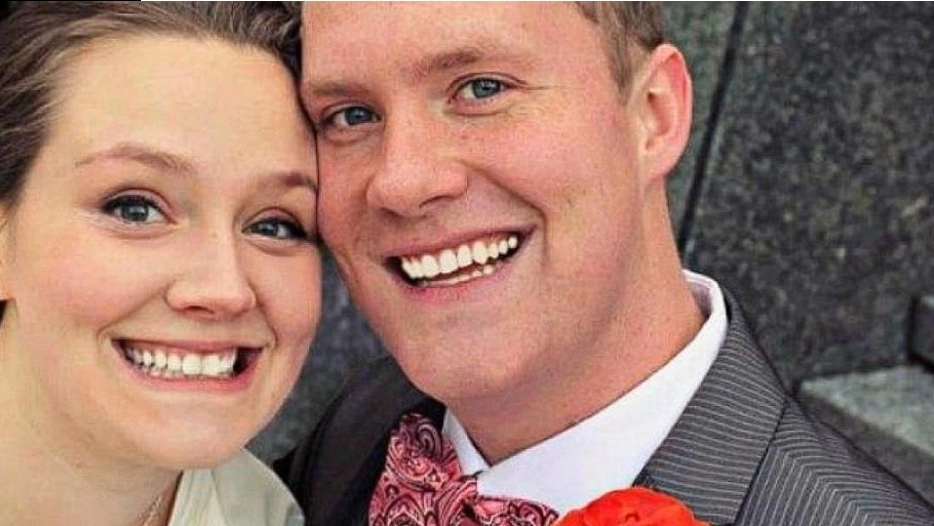 Hochzeitsfoto durch unheimliches „Geisterbaby“ verfremdet