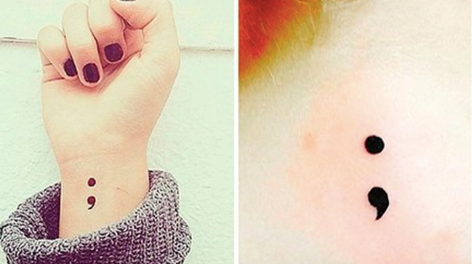 Berührender Grund, warum junge Menschen ein Semikolon auf ihre Handgelenke zeichnen