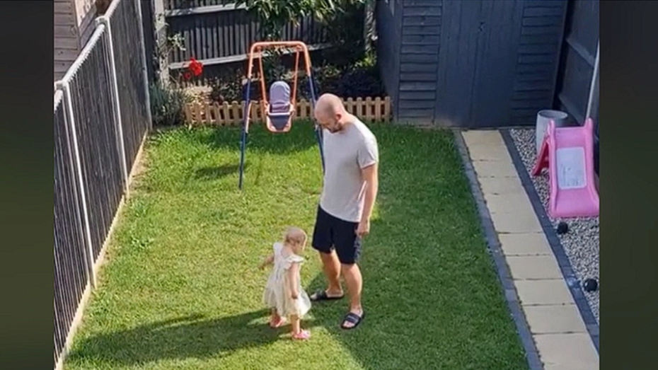 Vater bringt seiner Tochter etwas bei, das berührt Herzen weltweit