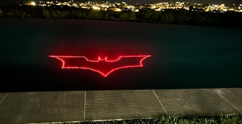 Fans fragen sich: Warum drehten sich Matthew Perrys letzte 7 Instagram-Beiträge um Batman?