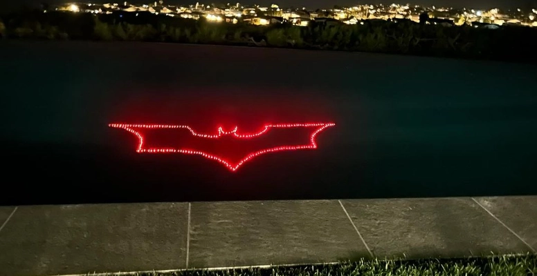 Fans fragen sich: Warum drehten sich Matthew Perrys letzte 7 Instagram-Beiträge um Batman?