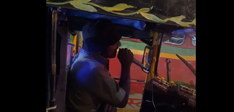 Fahrer steckt im Verkehr fest und beginnt Karaoke zu singen: Video wird zum Hit