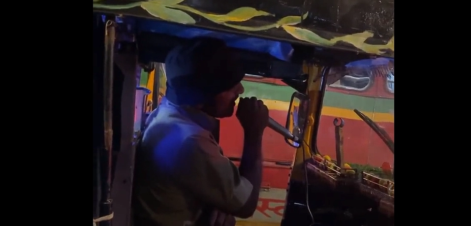 Fahrer steckt im Verkehr fest und beginnt Karaoke zu singen: Video wird zum Hit