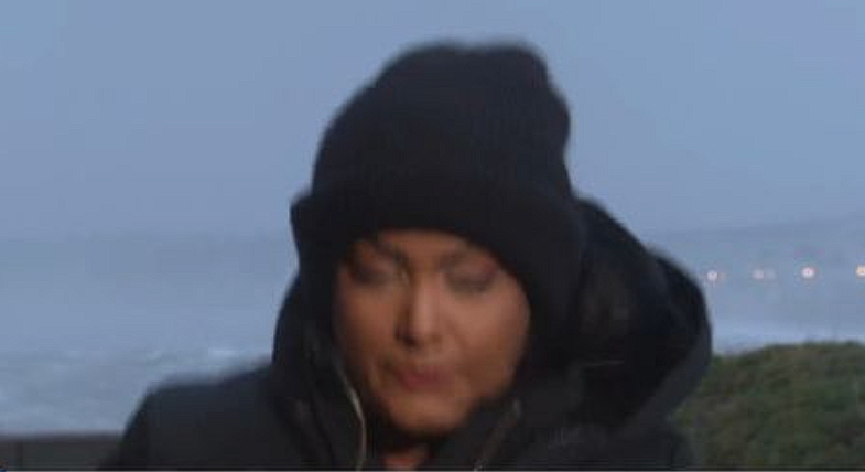 TV-Reporterin stürzt bei Live-Übertragung aufgrund starker Böen