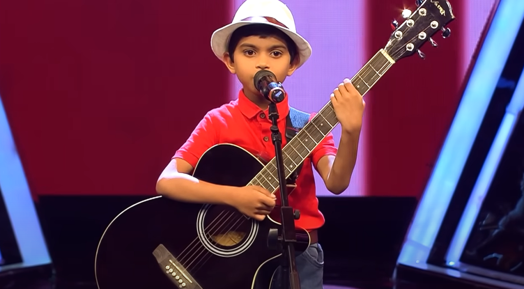 Unerschrockenes kleines Talent bezaubert Publikum und Jury mit großer Gitarre