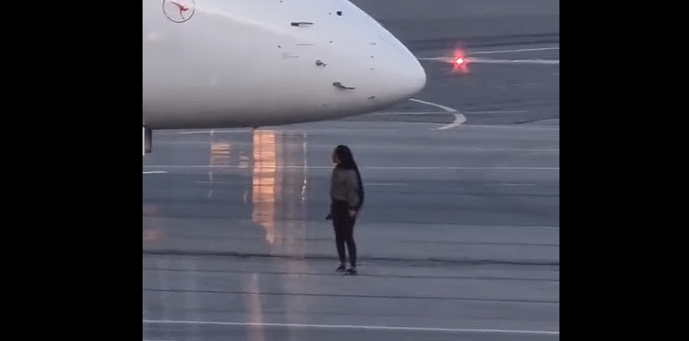 Video zeigt, wie Frau Flug verpasst, Sicherheit umgeht und unter Flugzeug läuft